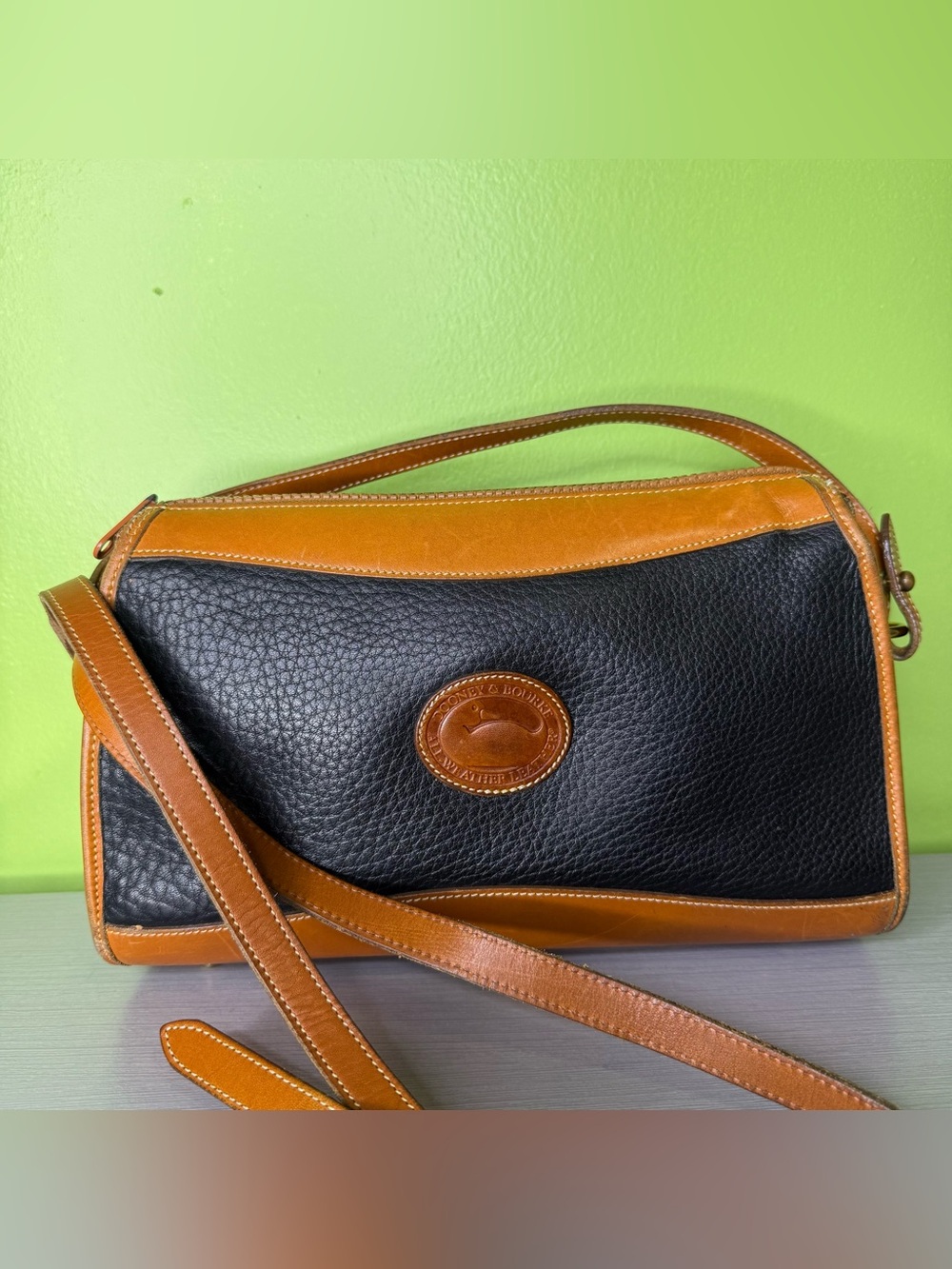 Vtg Dooney & Bourke Crossbody Bag Womens Medium Black Leather All Weather USA